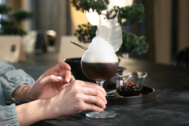 体に溜まった余分な熱を取り、健康と美容に効くという“亀ゼリー”。原料は亀のお腹側の甲羅を干して粉砕したもの、仙草粉、ラム酒、ココアなど。「亀と聞いてびっくりしたけど、実際に食べると美味！」（KIKIさん）。