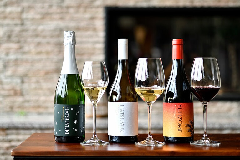 同じく館内地下にある醸造所で仕込まれた「ニキヒルズワイナリー」のワイン。左からシグネチャー“HATSUYUKI”のスパークリングとスティルワイン。右は世界最大級の国際ワインコンテストで日本初の金賞を受賞した“YUHZOME”。