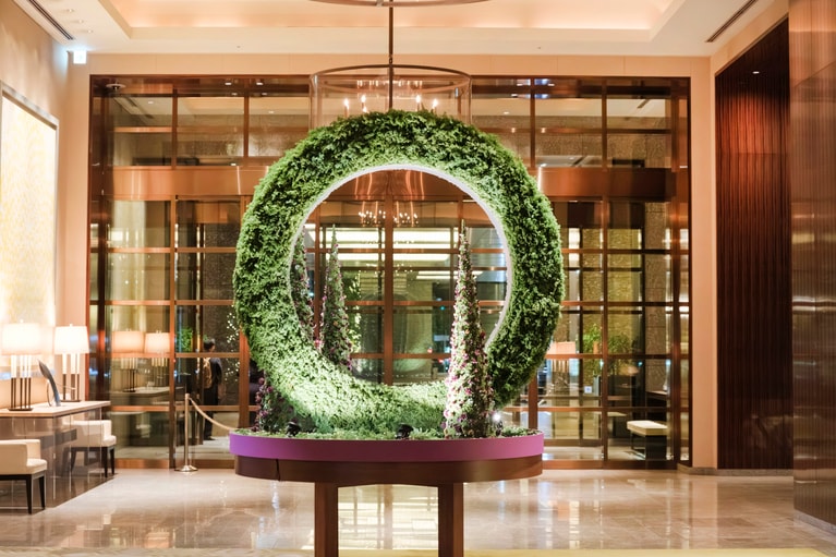 ロビー側から見た装花。