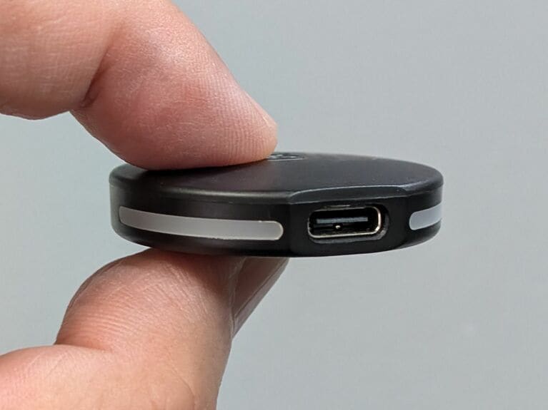 Pebblebee Clip Trackerは電池ではなくUSB Type-Cによる充電式であるなど、ハードウェア面でもかなりの違いが見られます