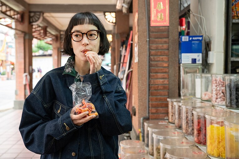お目当てのドライフルーツを試食中。気前のいい店主とのやりとりも楽しいお買い物シーン。「おいしい！　コスパもいい！」とこちらではあんずといちじくをお買い上げ。