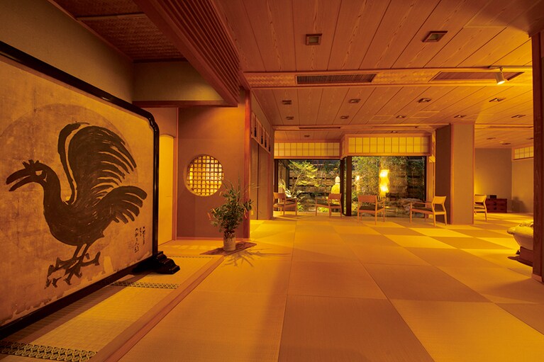 【あらや滔々庵】魯山人の作品と館主が厳選した現代アートが飾られた上質な空間。