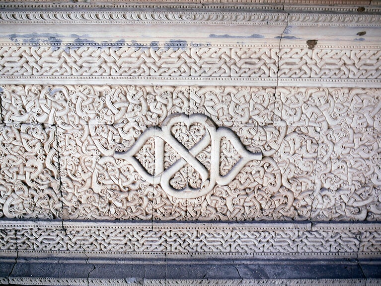 精緻なカービングの美しさに目を奪われます。