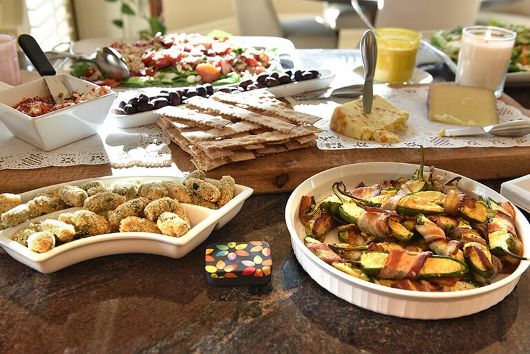 アーモンドチーズやアーモンドミルク、クラッシュアーモンドなどを使った料理を用意してくださった。サラダのドレッシングもアーモンド仕立て。