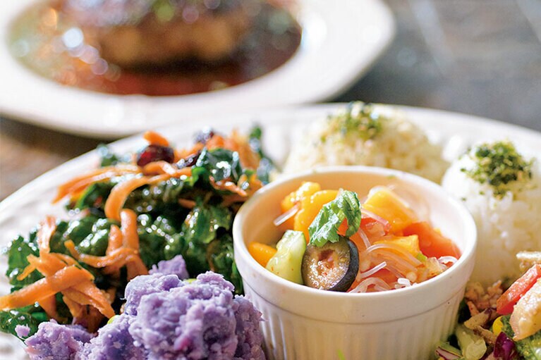 カイマナパワーベントウ(ハワイアン ハンバーグステーキ) 13.9ドル～。