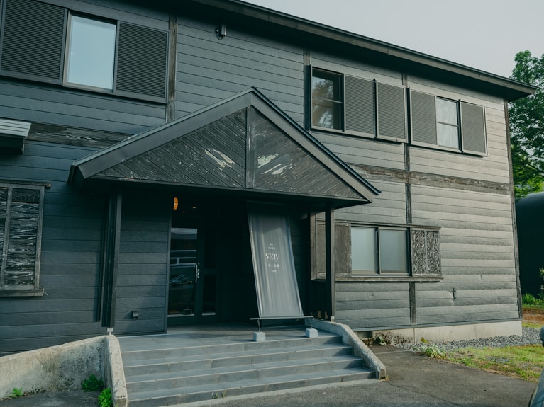 別棟にある源泉掛け流しの内湯「stay oze」は宿泊者は無料で24時間利用可能なのがうれしい。また、隣接する日帰り温泉施設「白銀の湯」（男女別露天風呂　9月からは営業_11:30-19:00、春の時期は11:00-18:00、水曜定休。詳細な時期はHPをチェック。日帰り入浴900円）も宿泊者は無料で利用できます。