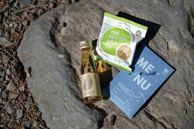 左からVATENのミトコンドリア活躍飲料100ml／432円。THE PROTEIN BALL CO.のヴィーガンプロテインボール レモンピスタチオ420円。ME／NUのHUMANEED QUICK APPLE経口補水液 250ml／496円（以上、ビープル ウェブストア）