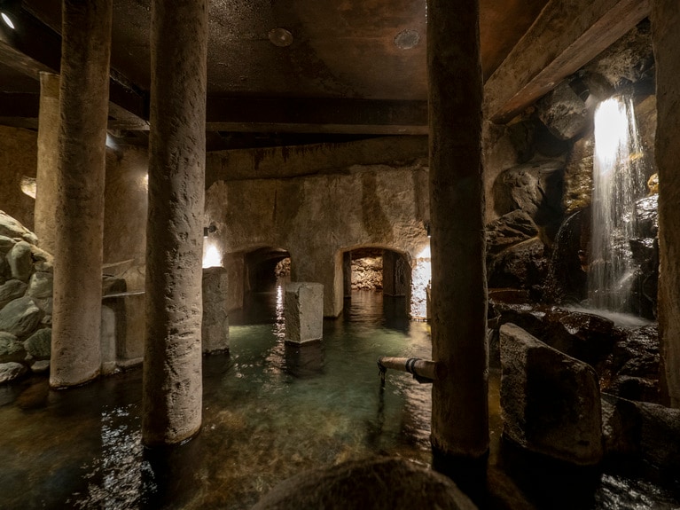 洞窟の奥から大量の源泉が自然湧出している。