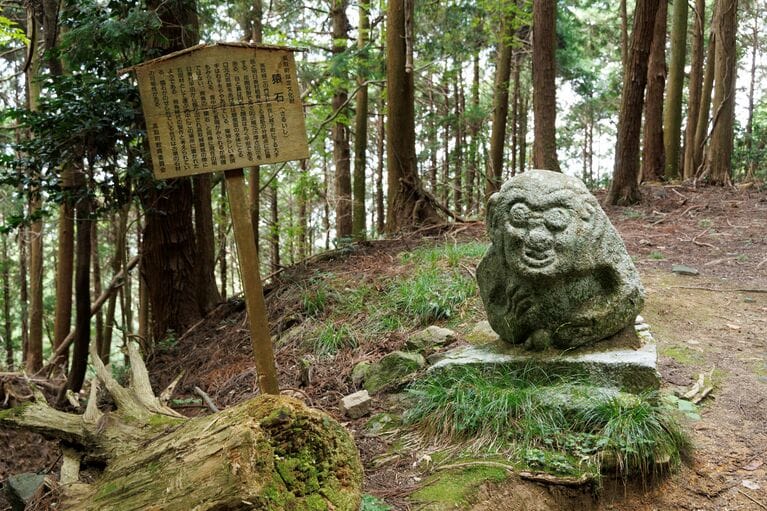 城内への入り口近くにたたずむ「猿石」。ソロハイクだったらちょっと怖いかも。