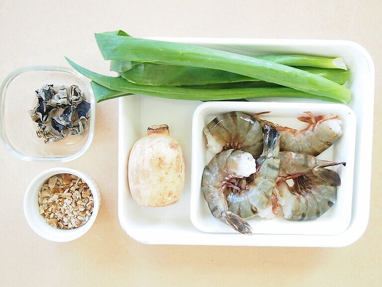 材料(4人前)／・海老：6匹 ・レンコン：100g ・乾燥黒木耳：10個 ・長ネギの青い部分：1本分ほど ・胡桃：大さじ2 、［A］・塩：少々 ・胡椒：少々 ・調理酒：小さじ1 ・ごま油：小さじ1 ・片栗粉：小さじ1  ・バター：5g 、［B］・醤油：小さじ1 ・調理酒：大さじ1 ・塩：少々。