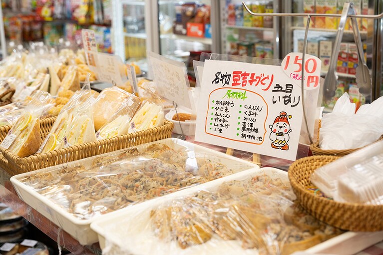 「ハーティウッズ」では、オリジナル商品のほか、地元のパン屋や弁当屋から仕入れたものも陳列。
