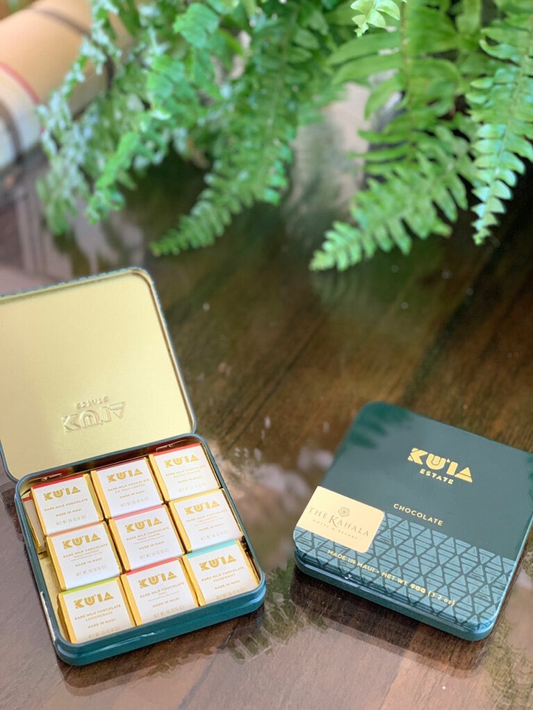 カハラのロゴ入り缶(ダークミルクチョコ18個) 35ドル。