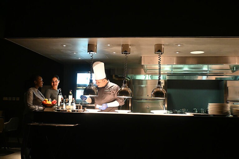 「アカシア」のショーキッチン。厨房の活気やシェフの真剣な姿がうかがえます。