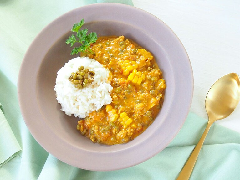雨の日や湿度の高い日に 緑豆とトウモロコシのカレー。