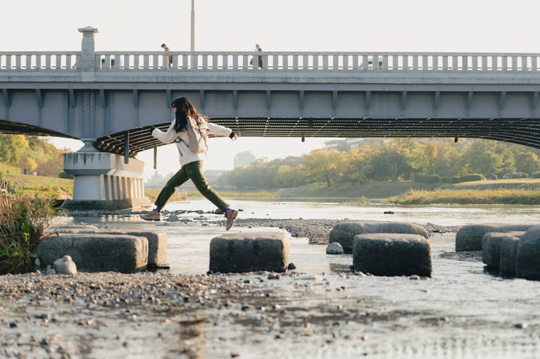 おとなもこどもも、おねーさんも。さらにはおばあちゃんまで跳ねたくなるのが鴨川デルタの飛び石。