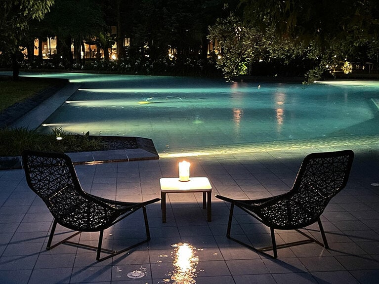 プールの幻想的な灯りと水流の音に癒やされます。