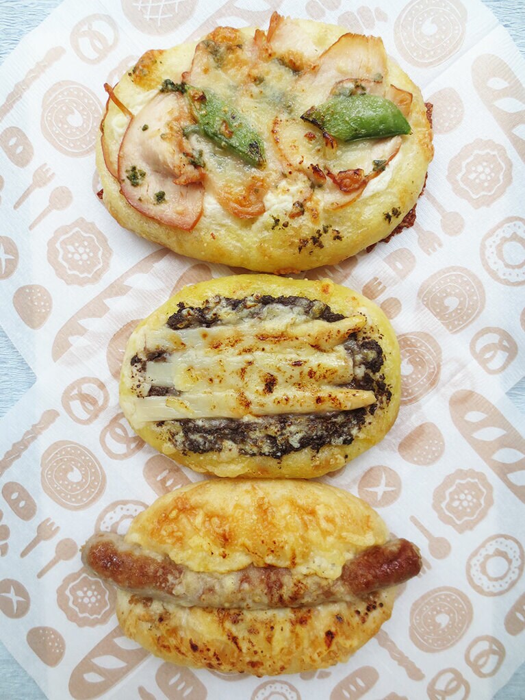 上から「バジルチキン」250円、「ホワイトアスパラガスとタプナード」230円、「生ソーセージとグリュイエールチーズ」280円。