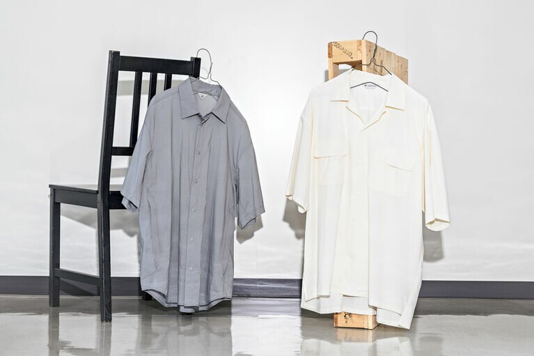 （左）上品な風合いのシワ加工が施されたナイロンストレッチ素材。15,400円、（右）縫い目の肌あたりを軽減。妊娠により敏感になった肌にも優しい。16,500円／デサント オルテライン エイティワン（デサント ブラン 代官山）