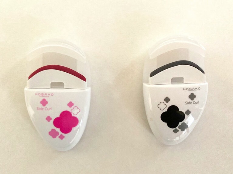 「サイドカール」（右目用＆左目用セットで2,420円）。左右で形が逆になっているのがナイス！