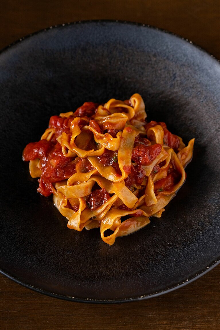 “焼きトマトの自家製パスタ”はトマトをじっくり焼き、「旨みを爆発させる」というソース。