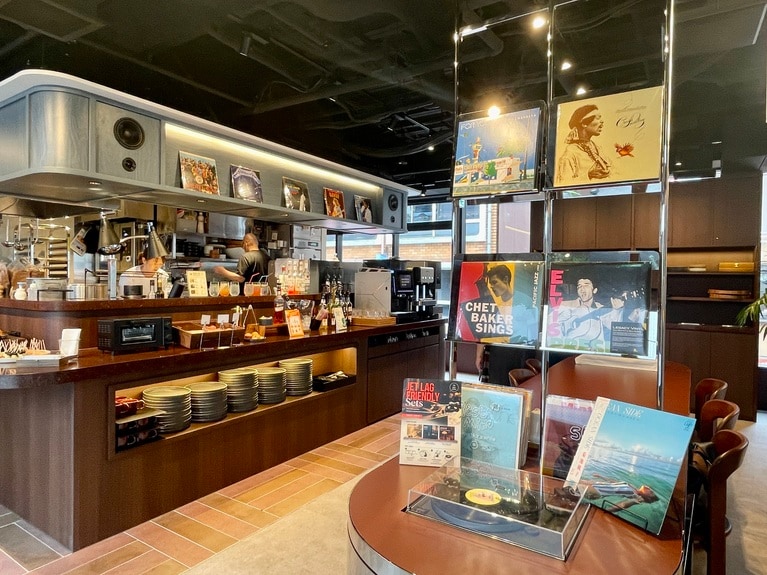 レコードをディスプレイした空間で、音楽を聴きながらドリンクや軽食を楽しめます。