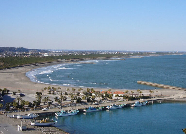 太東ビーチの岬の上から海岸線を一望。奥がオリンピックのサーフィン会場。©いすみ市観光協会