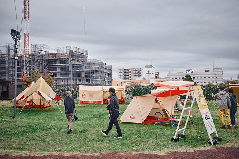 芝生のエリアにはチャムスのギアが集結。