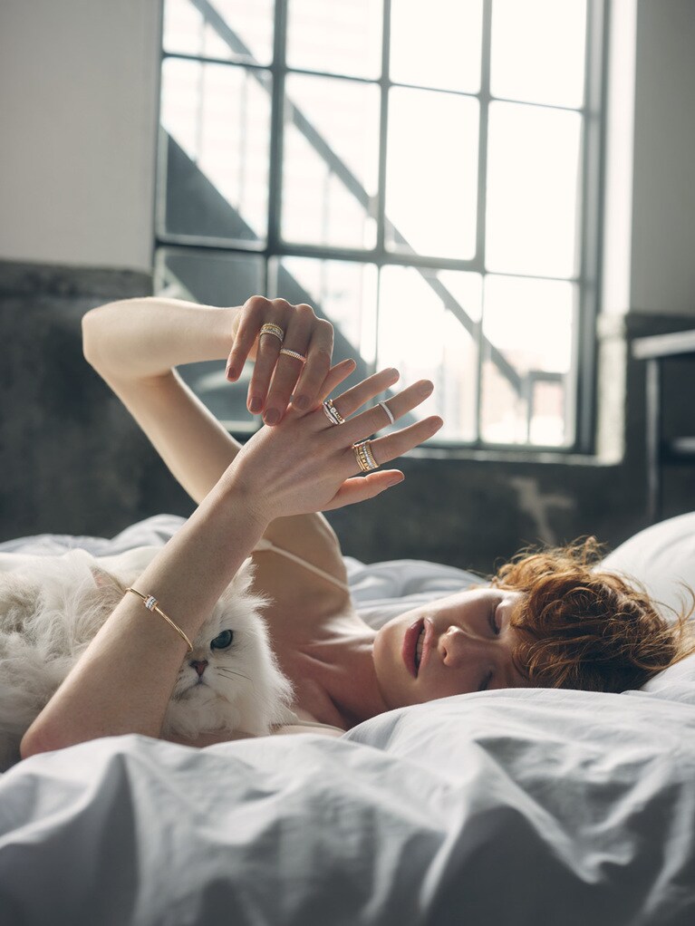 リング：左手〈薬指・上から〉「キャトル ラディアント」ソリテール（YG×WG×センターDIA0.3ct）847,000円～、「キャトル ホワイト」（PG×ホワイトセラミック）321,200円、〈中指〉「キャトル グログラン」（WG）292,600円、 〈人差指〉「キャトル ラディアント ラージ」（YG×WG×DIA）1,887,600円、右手〈中指〉「キャトル ラディアント」（YG×WG×DIA）869,000円、〈薬指・上から〉「キャトル ラディアント スモール」（YG×WG×DIA）1,267,200円、「キャトル グログラン」（YG）266,200円 バングル「キャトル ホワイト」（YG×PG×WG×DIA×ホワイトセラミック）715,000円（すべて予定価格）／すべてブシュロン（ブシュロン クライアントサービス） ドレス275,000円（レンタル価格）／セイア（ミラー ミラー 丸の内）