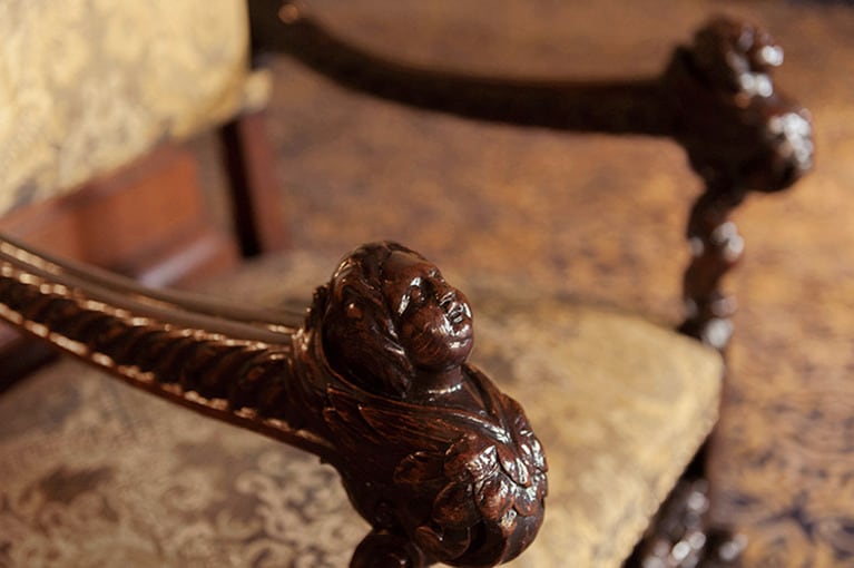 ザ・ロビーにある“天使の椅子”。開業当時からのもので、天使の顔を撫でると幸運が訪れるとか。