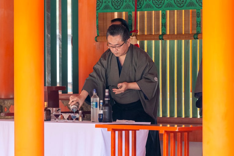奉納のためのカクテルをつくる上野秀嗣氏。