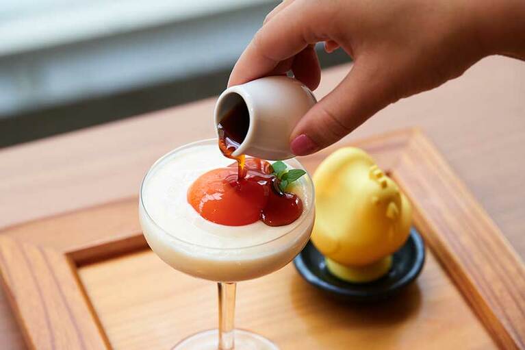 【しょうゆきゃふぇ】元祖！ NAMAプリン 935円。しょうゆパンのスライス(275円)をプラスし、プリンを乗せて食べると不思議とフレンチトースト風に。