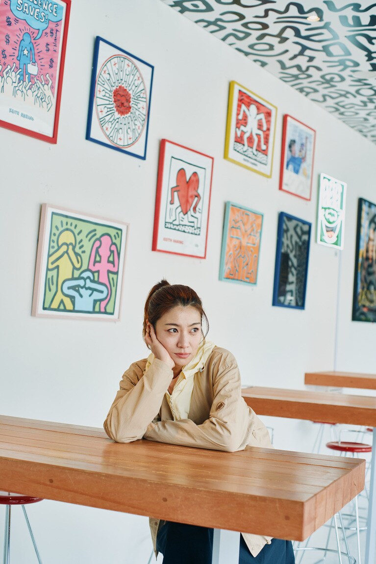 中村キース・へリング美術館のオープンスペースにて。All Keith Haring Artwork ©Keith Haring Foundation、Courtesy of Nakamura Keith Haring Collection