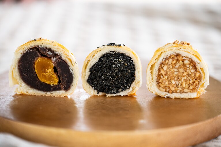 「タンファンスー（蛋黄酥）」300円（左）。「たっぷり黒胡麻パイ（黒芝麻酥）」250円（中）、「たっぷり落花生パイ（花生酥）」（右）。