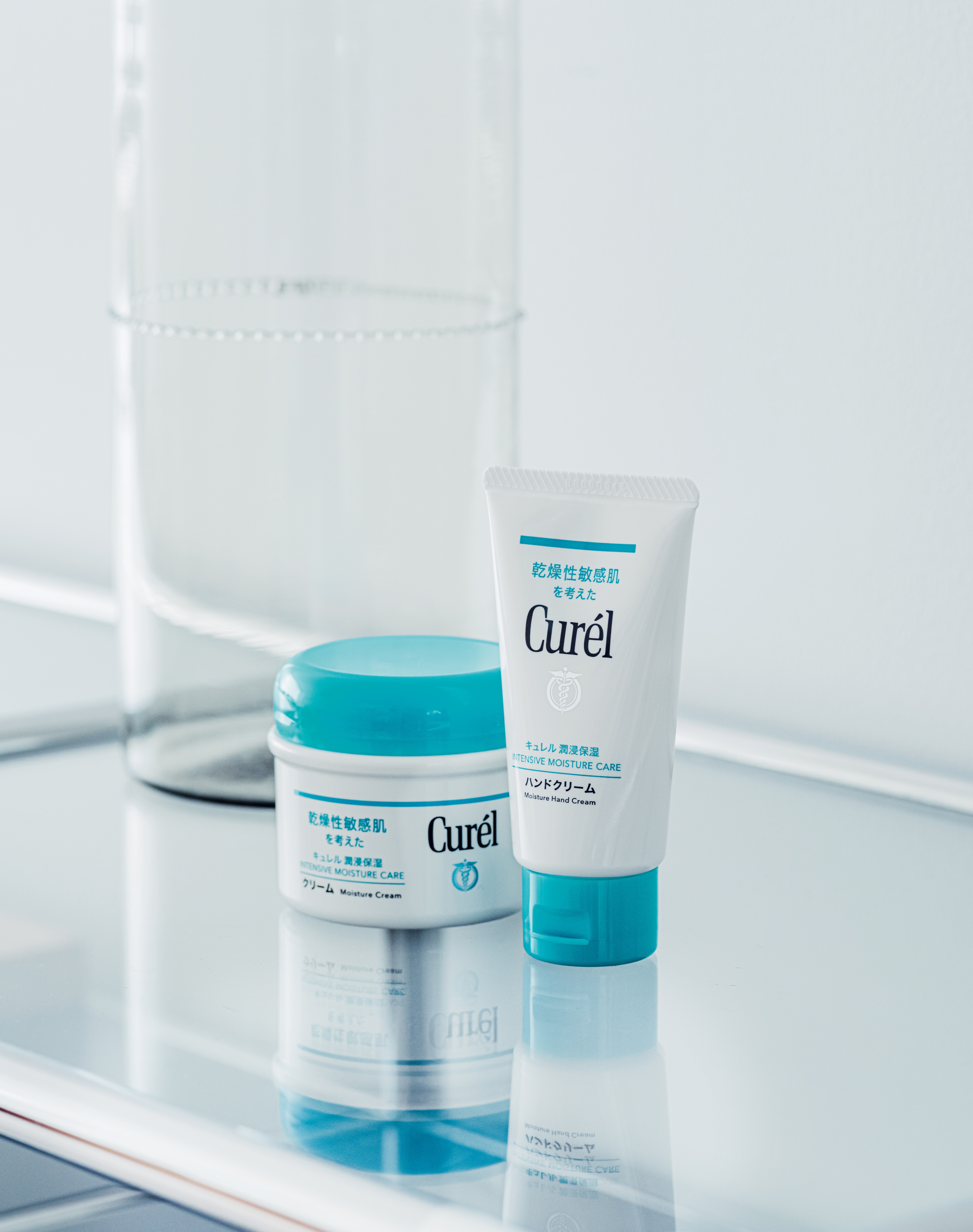 左から：ブランド立ち上げの1999年から愛され続けるブランドの原点的存在。潤い成分が、角層の深部まで浸透。カサつく肌もしっとりなめらかに※1。キュレル クリーム［医薬部外品］90g 1,650円（編集部調べ）、「セラミド」の働きを補い、潤った手肌が続く。ひび・あかぎれを防ぐ※2。無香料。キュレル ハンドクリーム［医薬部外品］50g 1,100円（編集部調べ）