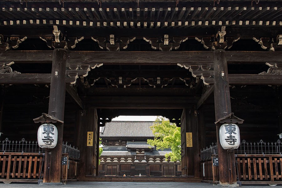 東寺の正門にあたる南大門の先に建つのは、金堂。平安の昔から変わらない配置。