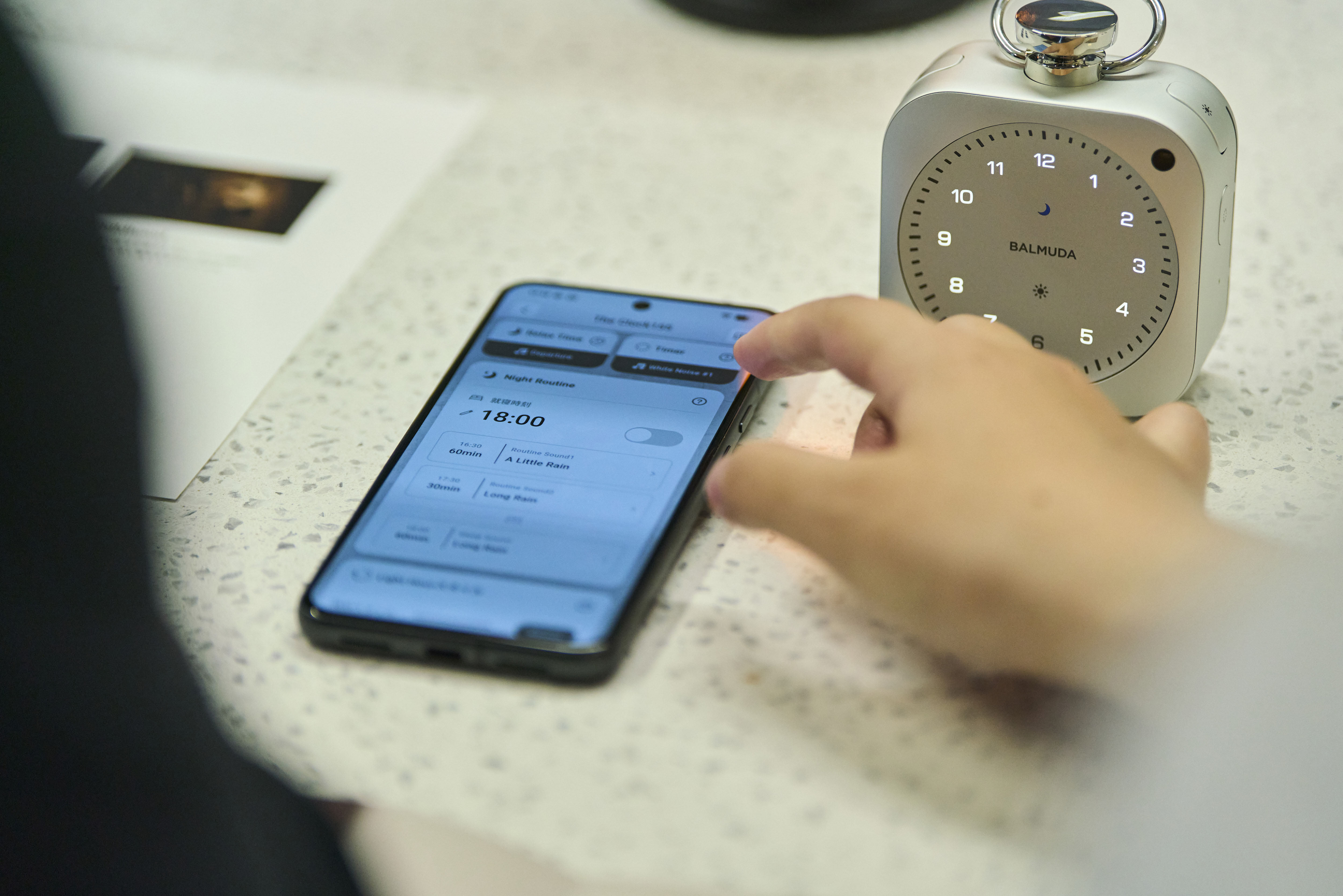 The Clockのアプリで時刻を設定。
