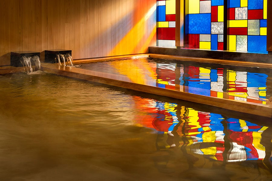 界 雲仙の大浴場の内風呂に設えられたステンドガラス越しの光を受けながら、日本文化と南蛮文化が交わった江戸期に思いをはせる。