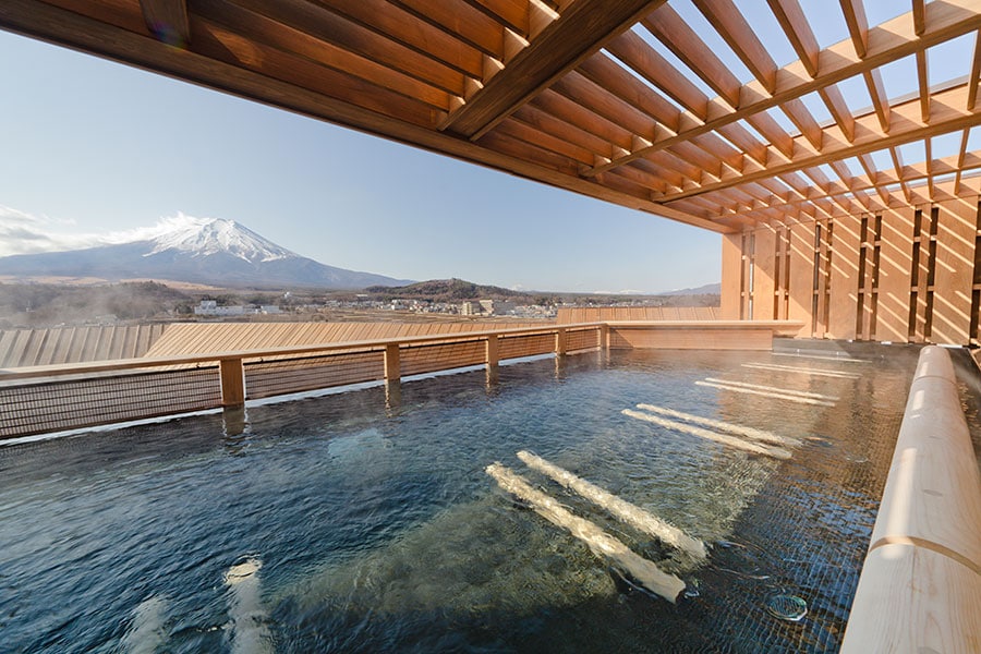 3段に連なった湯船からすそ野まで見わたせる「露天風呂 富士山」。