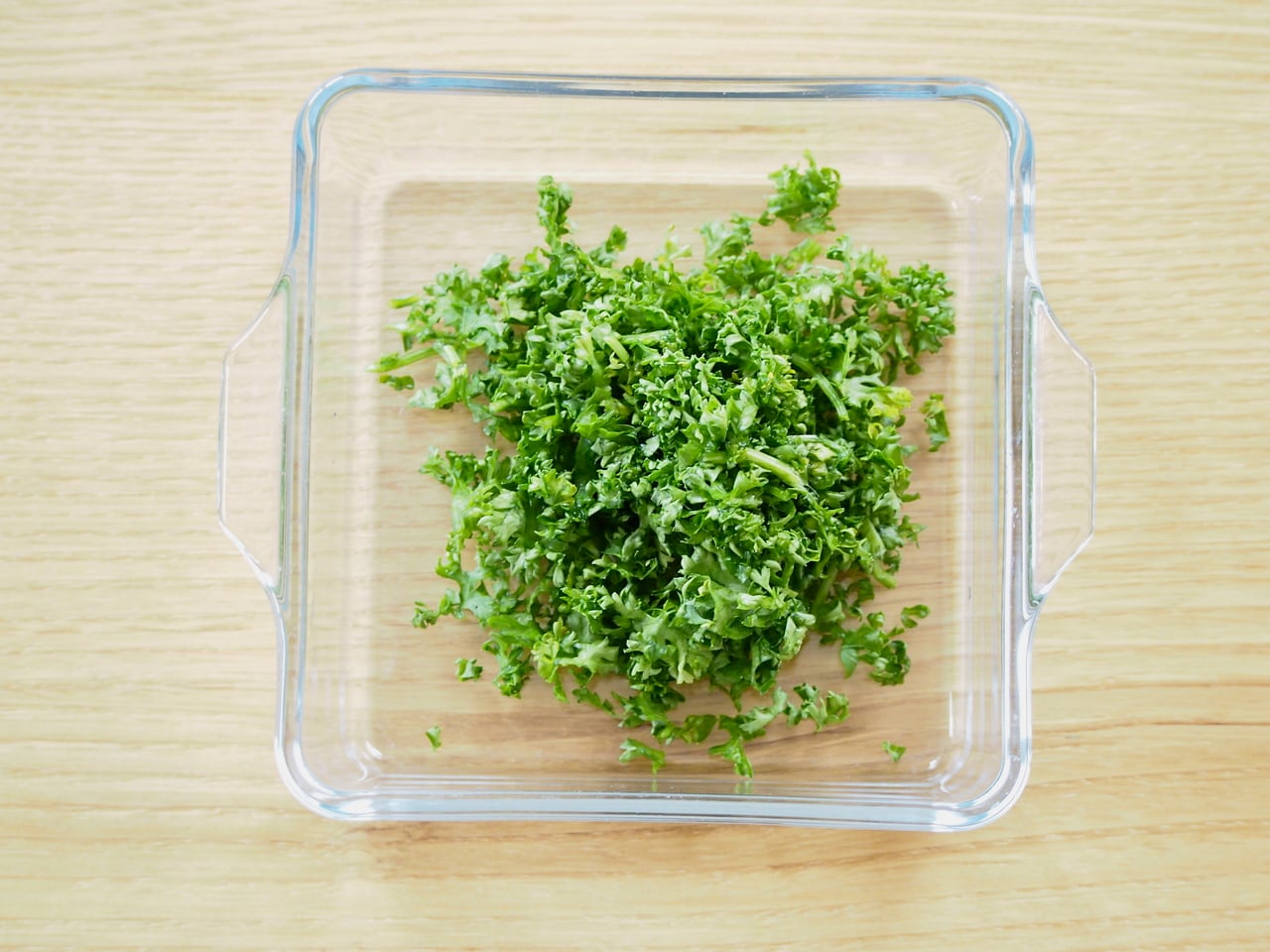 パセリはみじん切りにする。