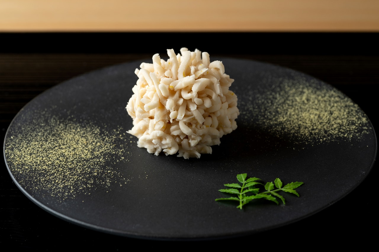 お皿に山椒の粉と葉を添えて。