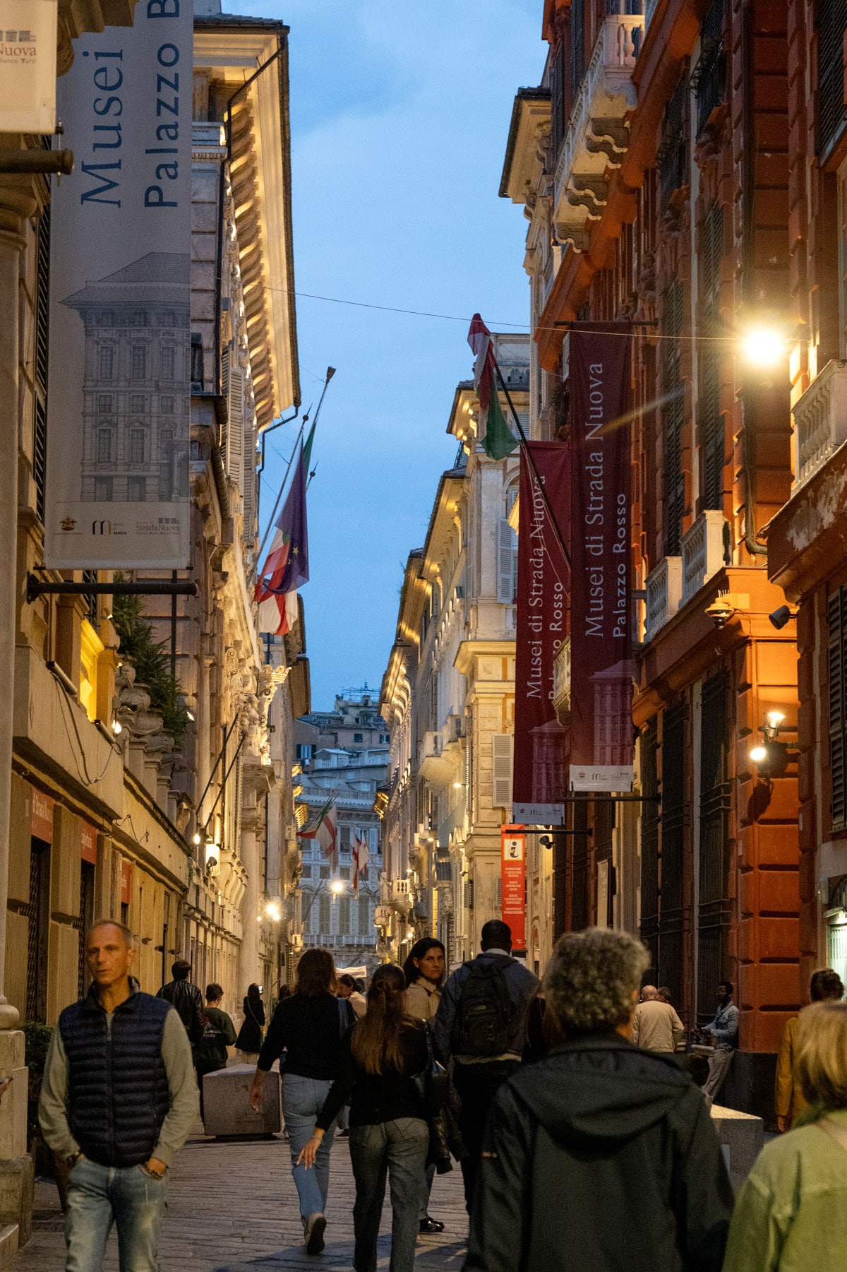 赤の宮殿・白の宮殿など貴族の歴史を物語る観光名所ストラーデ・ヌオーヴェ。