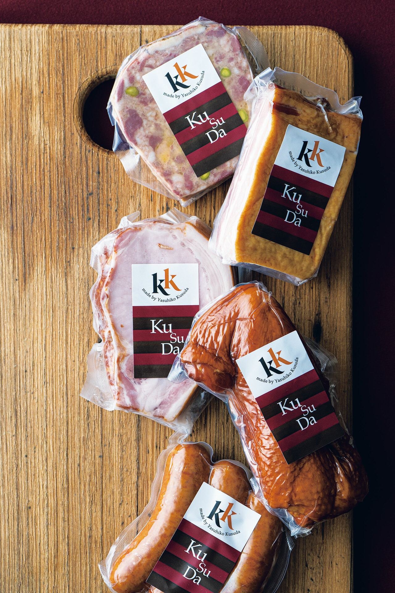 スモークチキン260g 1,610円、ベーコン180g 1,970円、ロースハム 180g 2,850円、ソーシスフュメ3本入り 180g 1,400円 テリーヌドカナールクラシック 100g 2,090円／メツゲライクスダ