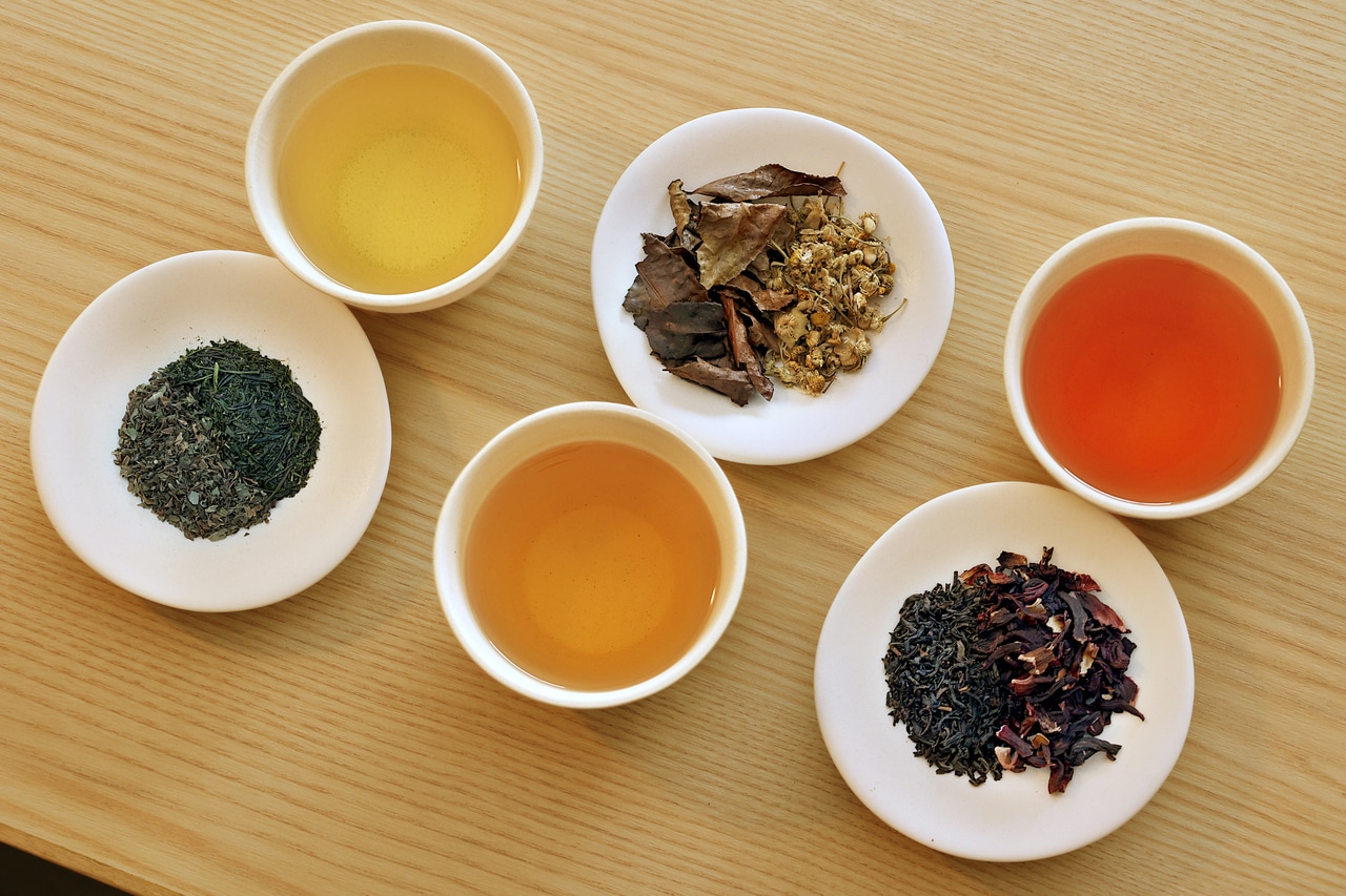 入眠困難タイプには美作番茶×カモミール、中途覚醒タイプには和紅茶×ハイビスカスなど。
