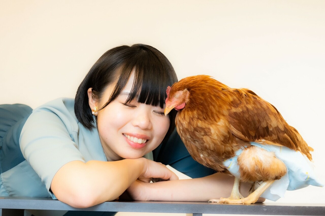 田中麻衣さんと愛鶏“ラムネちゃん”と。写真提供:田中麻衣さん。