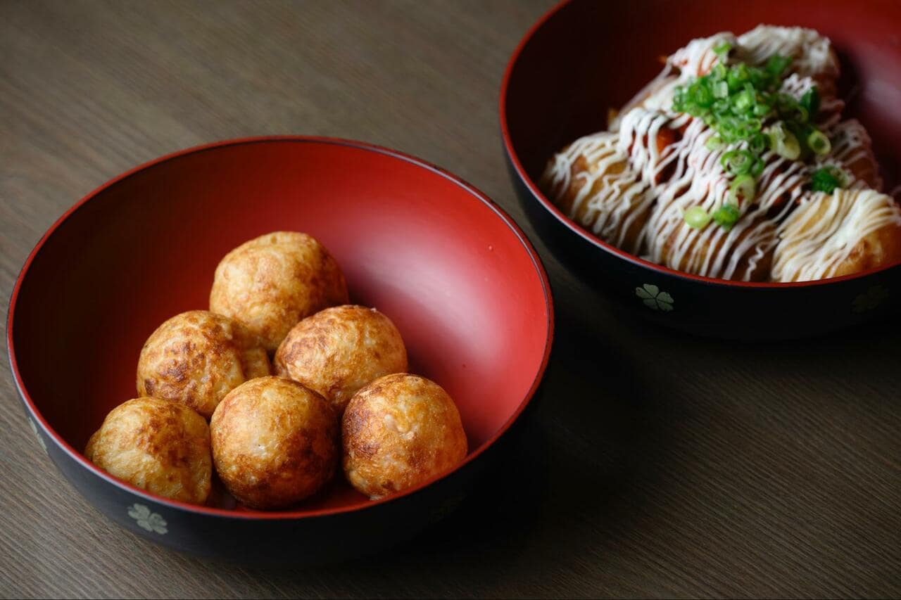 「多幸屋」のおすすめは、手前の「素焼き」5個550円。写真奥の「キムチマヨ」も人気。5個680円（すべて税込）。