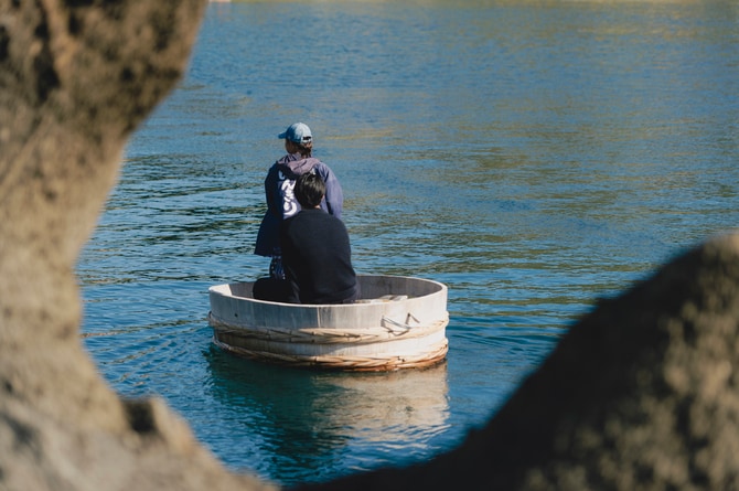 海岸はゴツゴツと隆起した岩場が続く。