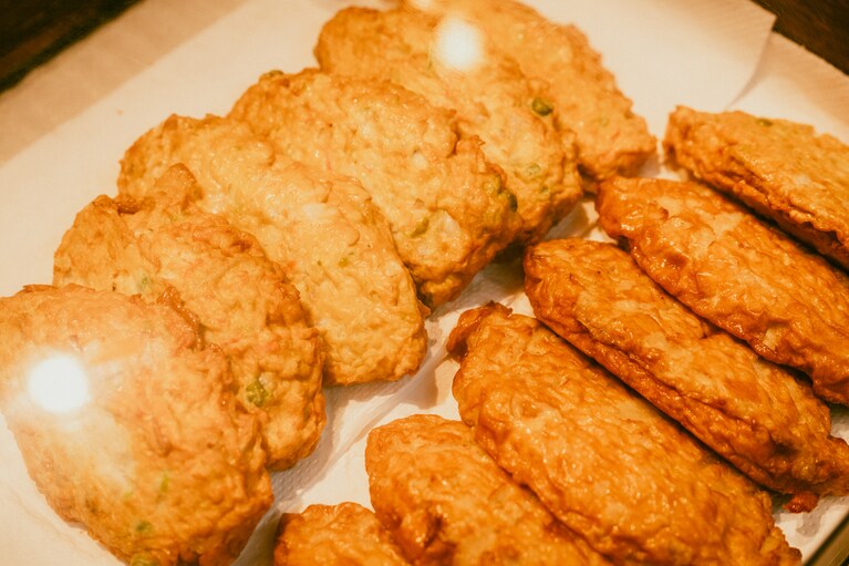 さつま揚げ1枚520円。タマネギと野菜の2種類で1枚の満足感がすごい！