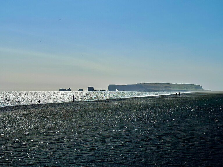 ディルホゥラエイの名前の由来は扉の穴。小型の飛行機はくぐれる大きさ。