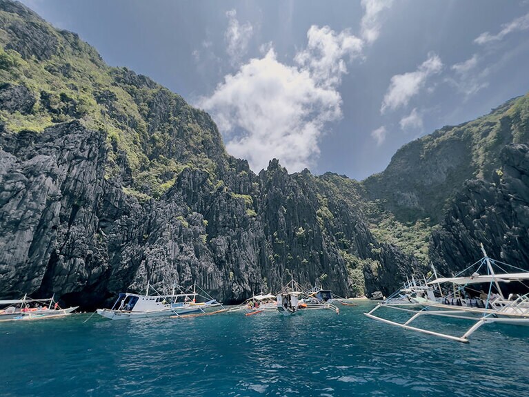 ランチで立ち寄ったビーチも、背後には切り立った岩山が迫っていた。