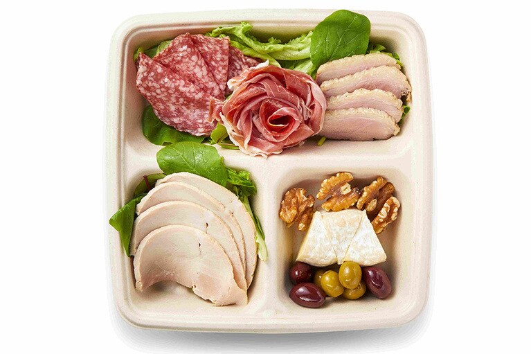 パーティオードブルプレート(クリスマスハム・鴨のロースト・ハモンセラーノ・サラミ・カマンベールチーズ・オリーブ・ナッツなど) 1,599円。